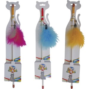 Canne da pesca per gatti di vari colori con piume, confezionate. Giocattoli per gatti per divertimento e attività.
