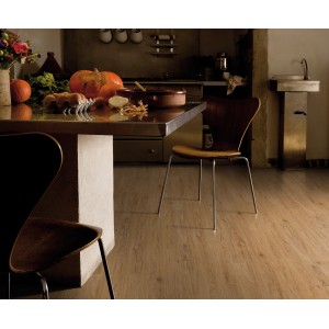 Pavimento vinilico Gerflor Senso Rustic Noyer Naturel in ambiente cucina con effetto legno.