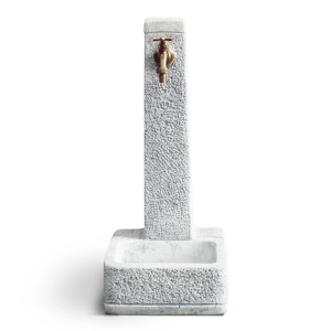 Fontana da giardino grigia con rubinetto in ottone.