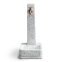 Fontana da giardino grigia con rubinetto in ottone.