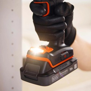 Avvitatore a batteria Black+Decker con luce LED in uso.