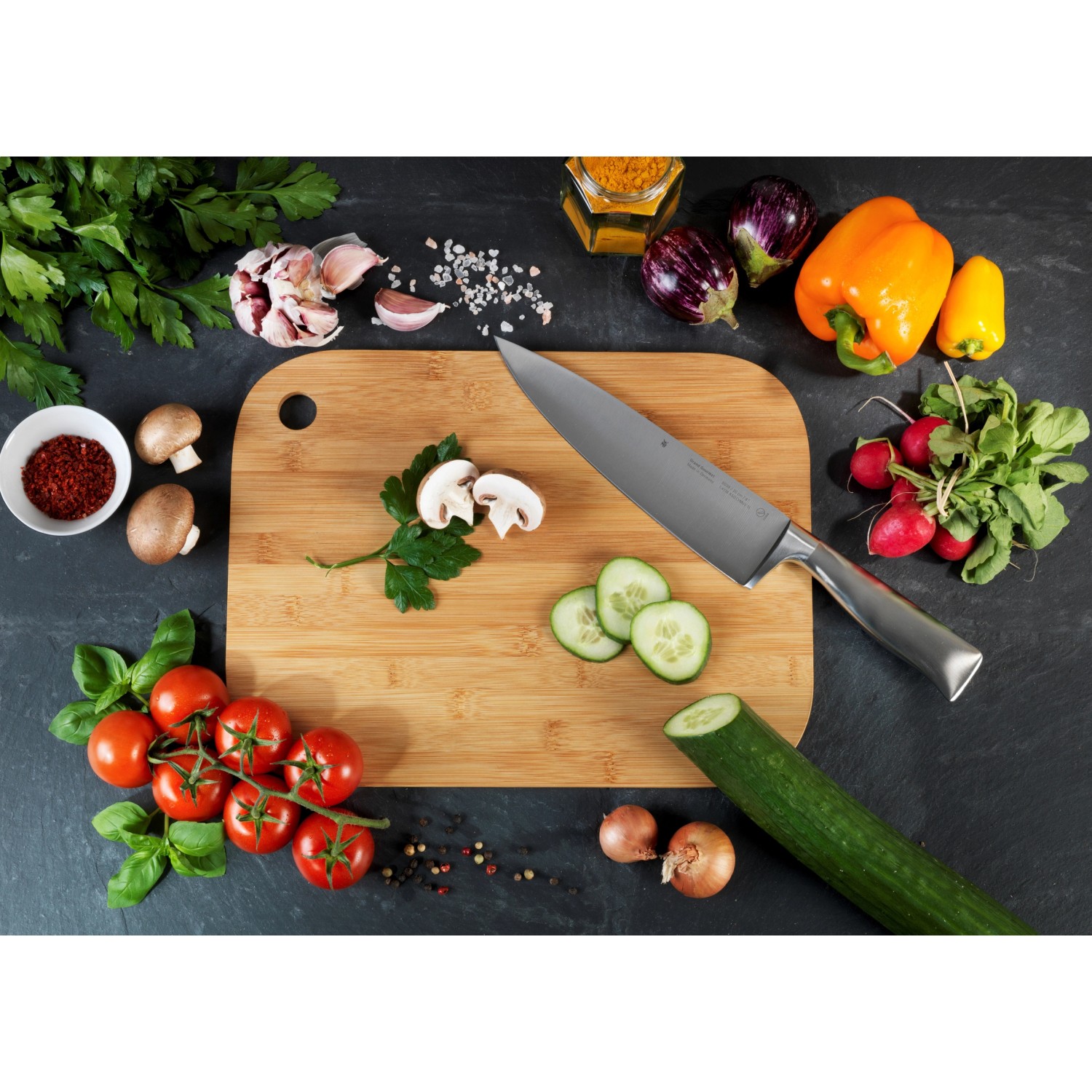 Tagliere in bambù Wenko M+ (33x25cm) con verdure e coltello.