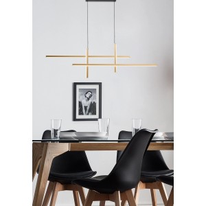 Moderna lampada a sospensione t.b.t. dorata sopra tavolo da pranzo con sedie.