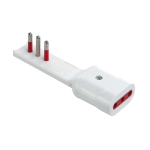 Dettaglio di un adattatore multiplo bianco per prese.