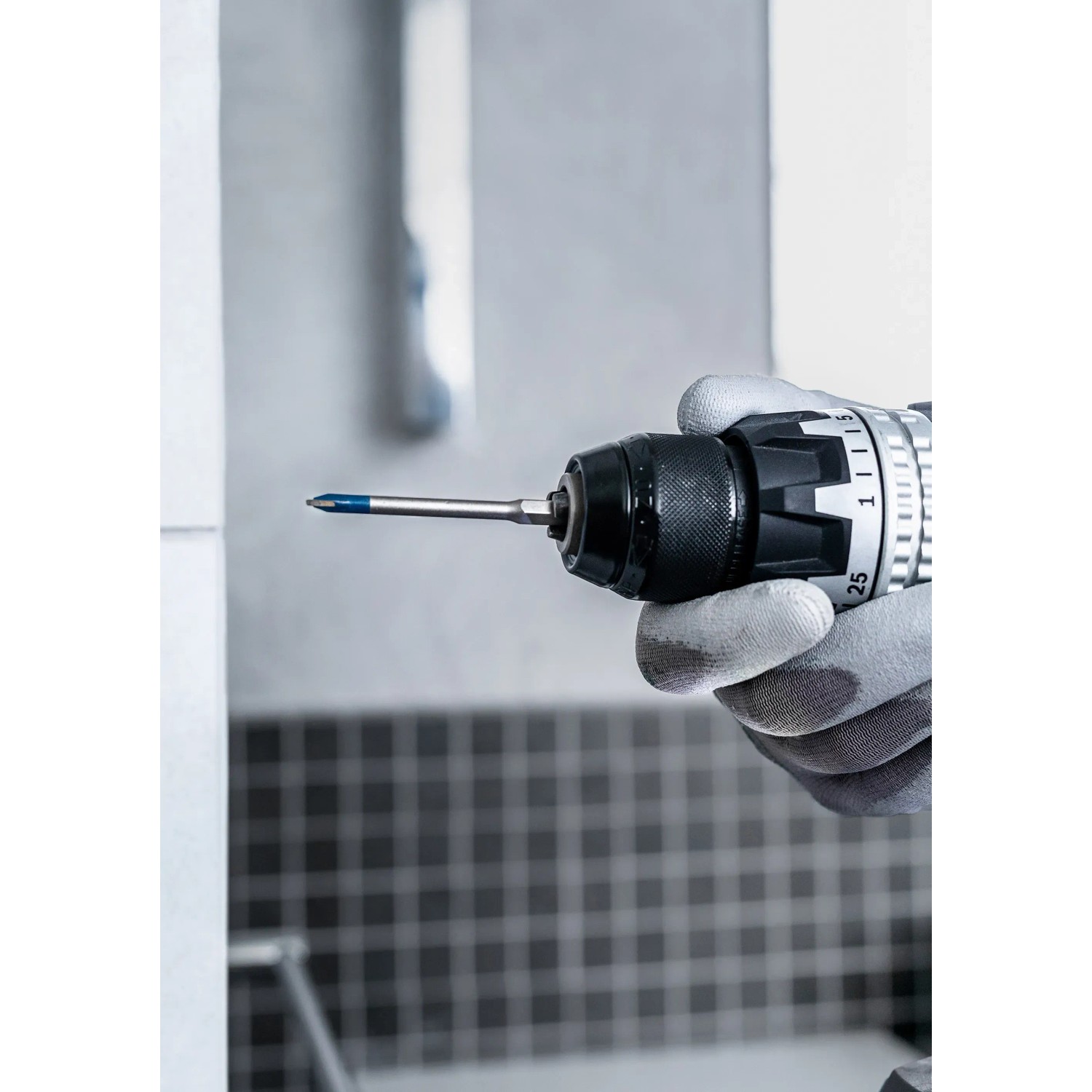 Punta per ceramica Bosch Expert Hard Hex-9, 10 mm, in uso con trapano.