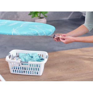 Copriasse da stiro Leifheit Thermo Reflect M, turchese con motivo a piume, fissato all'asse da stiro.