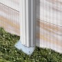 Dettaglio: Piscina Gre Finlandia Nordic White con parete in acciaio, montata su prato.