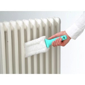 Leifheit Floretta pulisci termosifoni in uso: spazzola in microfibra bianca con manico turchese pulisce il termosifone.