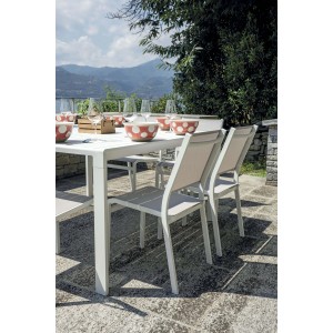 Tavolo da giardino bianco apparecchiato con sedie, categoria Tavoli da giardino.