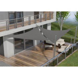 Vela ombreggiante grigia t.b.t. che crea ombra su un patio. Categoria: Vele ombreggianti.