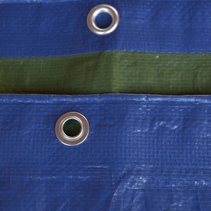 Dettaglio di un telo di copertura blu con occhielli.