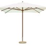 Ombrellone quadrato bianco con struttura in legno e base beige per il giardino.