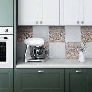 Decorazione parete con adesivi per piastrelle a mosaico di t.b.t. in cucina.