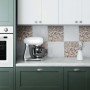 Decorazione parete con adesivi per piastrelle a mosaico di t.b.t. in cucina.