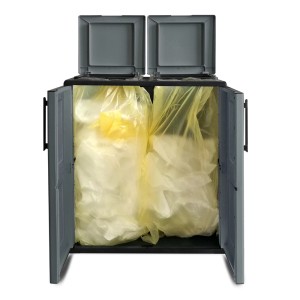 Contenitore grigio per bidoni della spazzatura per balcone con due sacchi della spazzatura.