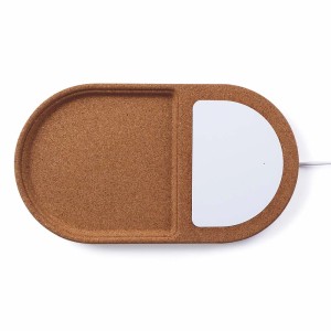 Accessorio in sughero con inserto bianco per cellulari.