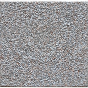 Primo piano di una pavimentazione autobloccante t.b.t. grigia con piccoli ciottoli colorati.