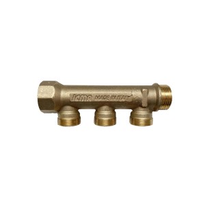 Collettore in ottone per rubinetto lavello con tre uscite.
