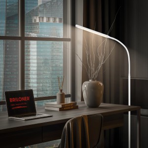 Lampada da terra a LED Brilo Mura bianca con dimmer touch e testa girevole in uno studio moderno.
