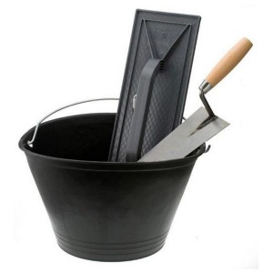 Set di attrezzi per muratore e piastrellista in secchio nero: cazzuola, frattazzo.
