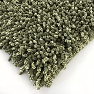 Dettaglio di un tappeto da bagno t.b.t. verde e soffice.