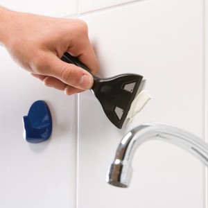 Raschietto per vetro LUX in uso per rimuovere residui di silicone dalle piastrelle.