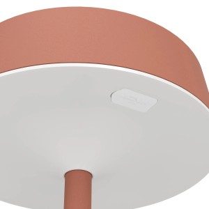 Dettaglio della lampada da tavolo solare rossa EGLO SIMERI con porta USB-C.