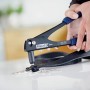 Pinza per rivetti Rapid RP10 con rivetti in azione: pinze per rivettare i pezzi.