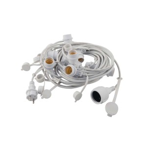 Catena luminosa bianca t.b.t. con portalampade multipli e spina per uso esterno.