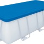 Copertura blu per piscina su una piscina rettangolare. La copertura protegge dallo sporco.