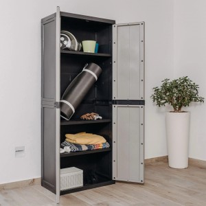 Mobile da balcone t.b.t. grigio aperto con ripiani e vari oggetti.