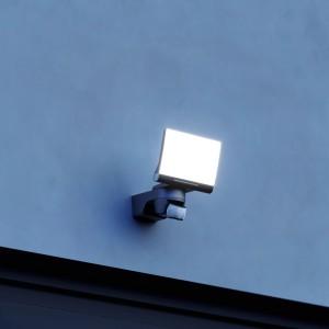 Faretto LED Steinel XLED Home 2 SC nero con sensore di movimento su parete blu.