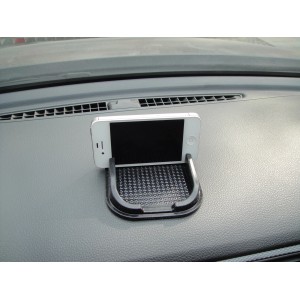 Pad antiscivolo nero OBI con smartphone su cruscotto.