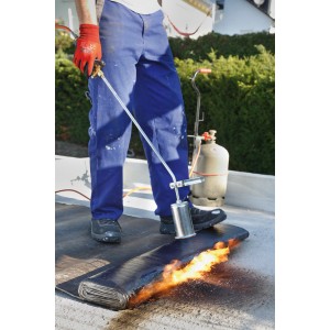 Artigiano che salda fogli di bitume con bruciatore Rothenberger. Saldatore con bombola di gas propano.