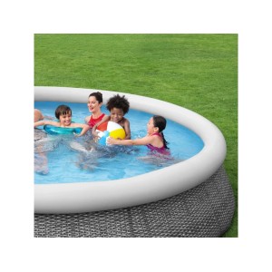 Piscina Bestway Fast Set con famiglia in giardino. Piscina fuori terra rotonda Ø 336 cm, effetto rattan.
