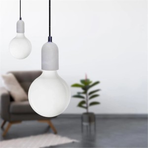 Moderna lampada a portale t.b.t. con paralume bianco e base grigia in soggiorno.