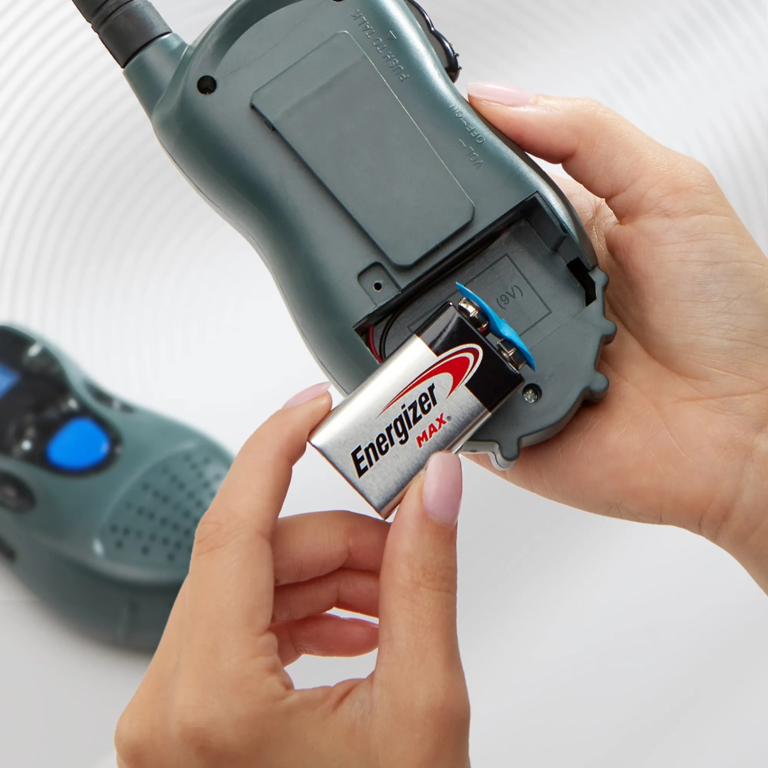 Batteria Energizer 9V inserita in un walkie-talkie.