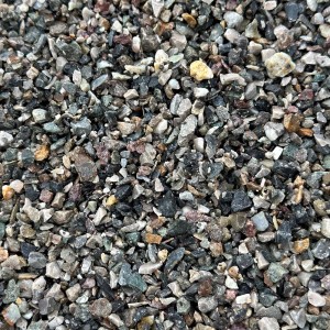 Primo piano di ghiaia decorativa t.b.t., ideale per vialetti e decorazioni da giardino.