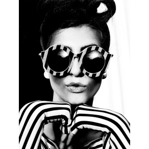 Immagine Quadri in bianco e nero di una donna con occhiali e top a righe.
