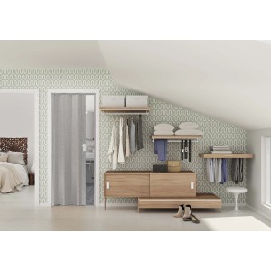 Porta a soffietto grigia t.b.t. in stanza con armadio e letto sullo sfondo.