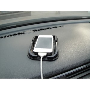 Tappetino antiscivolo nero OBI con smartphone su cruscotto.