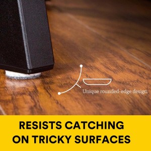 Gamba del tavolo con feltro su pavimento in legno. I feltri per mobili proteggono i pavimenti delicati.