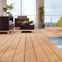Terrazza con listoni per pavimenti in douglasia scanalata (2,8x14,5x200 cm) e mobili da giardino.