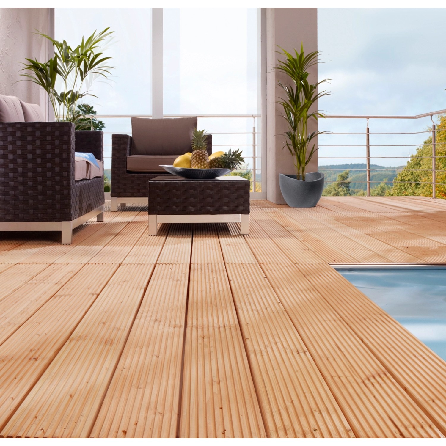 Terrazza con listoni per pavimenti in douglasia scanalata (2,8x14,5x200 cm) e mobili da giardino.