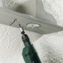 Set di seghe a tazza LUX in uso: foratura di un foro per una lampada in un soffitto.