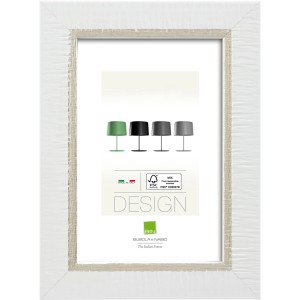 Cornice t.b.t. bianca con texture delicata.