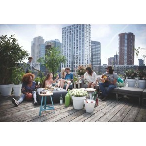 Scena con vaso per piante Elho Loft Ø 25 cm (bianco) su una terrazza panoramica con persone.