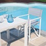 Tavolo da giardino bianco con sedia a bordo piscina. Ideale per il relax all'aperto.