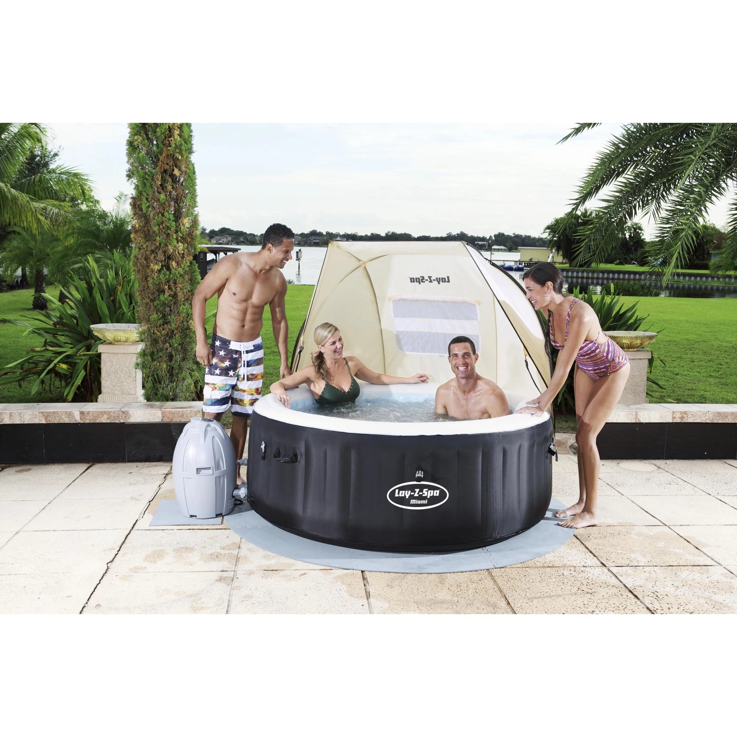 Bestway LAY-Z-SPA con parasole e quattro persone in giardino.