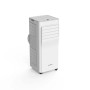 Climatizzatore t.b.t. bianco mobile su ruote, con griglie di ventilazione laterali.
